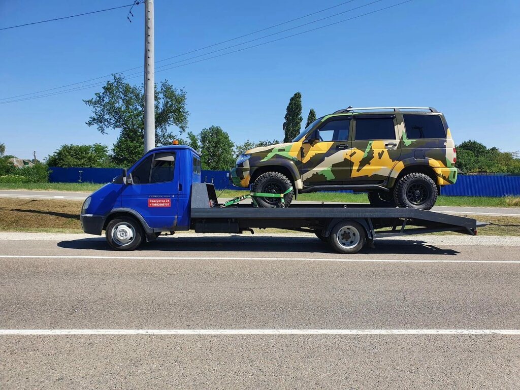 Внедорожник на эвакуаторе, вид сбоку